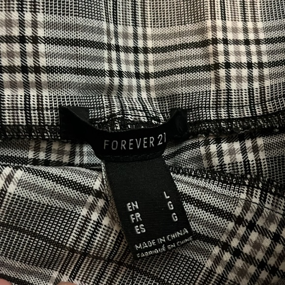 NWT FOREVER21 Short - Picture 2 of 3